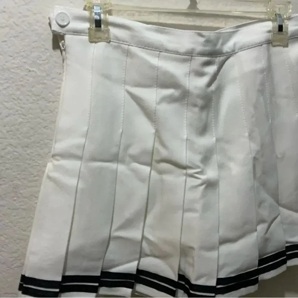 Xin yi zu wears Girls White Pleated A-Line Skirt Size L